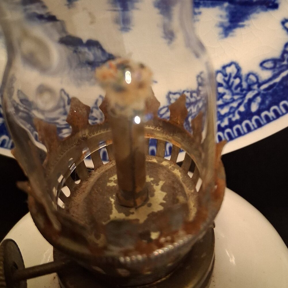 Vint'g 1955-68 Blue & White Japan Porcelain Oil Lamp w/Chimney & Matching Plate - Picture 10 of 13